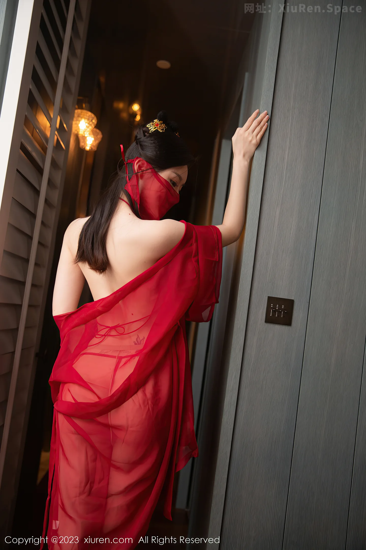 图片[3]-[XiuRen秀人网]2023.03.31 NO.6509 是小逗逗 红色透视汉服裙与情趣肚兜加肉丝美腿性感私房写真集-秀人网官方网站